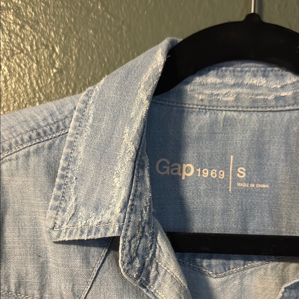 Gap S Light Blue Denim Button-Up Shirt - Picture 9 of 9